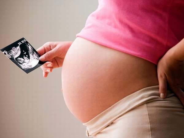 Ребенок в животе у беременной начинает шевелиться уже на 10 неделе, однако ощутить движения малыша будущая мама может не сразу 