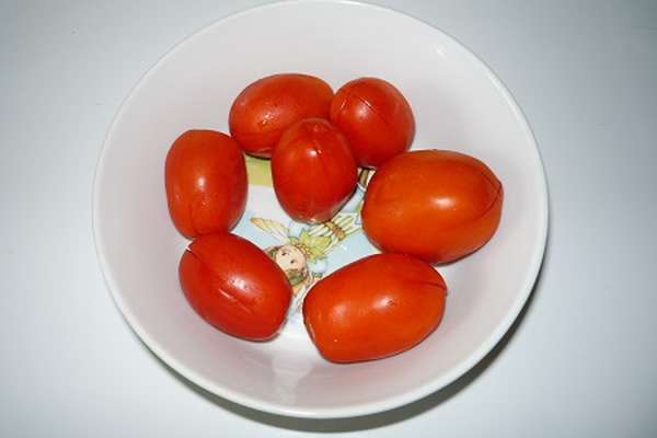 помидоры на тарелке