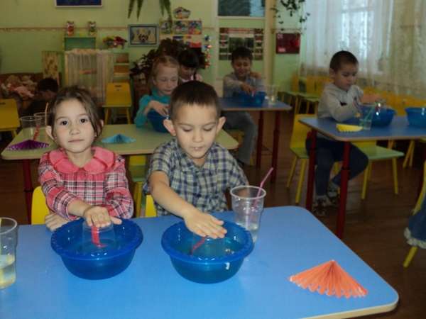 Дети проводят опыт с водой