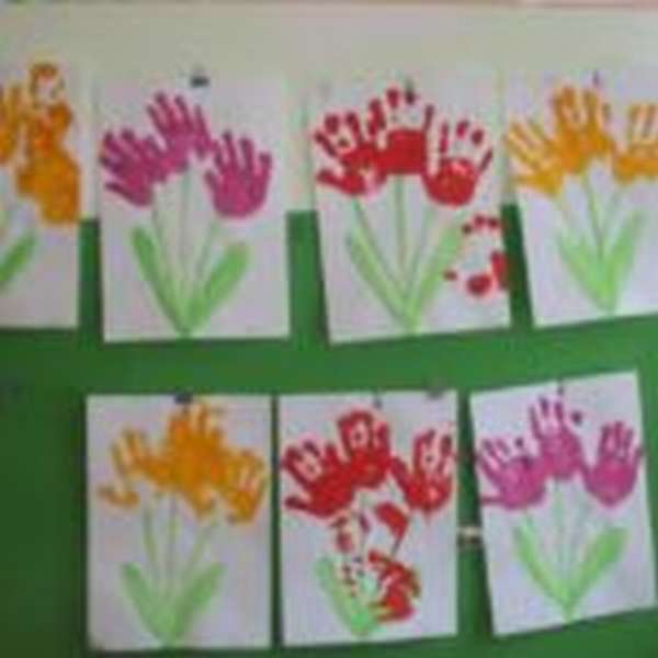 Букеты цветов, нарисованные детскими ладошками
