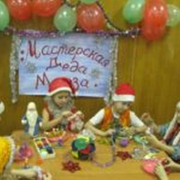Дети в новогодних колпачках готовят для малышей подарки