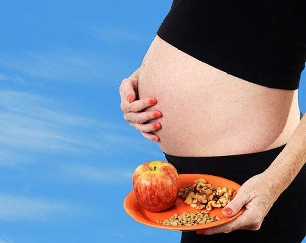 Грецкие орехи содержат множество витаминов и минералов, которые полезны для организма беременной женщины