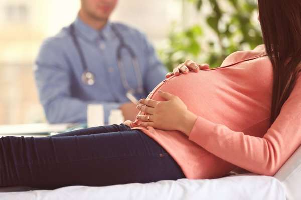 Эрозия шейки матки может быть опасна во время всего периода беременности 