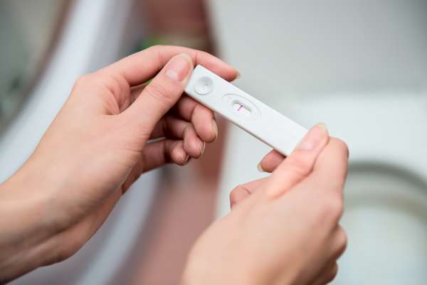 Качественный тест способен показать беременность даже на самых ранних сроках