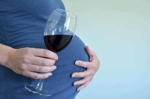 Если много употреблять спиртных напитков во время беременности, то можно навредить ребенку 