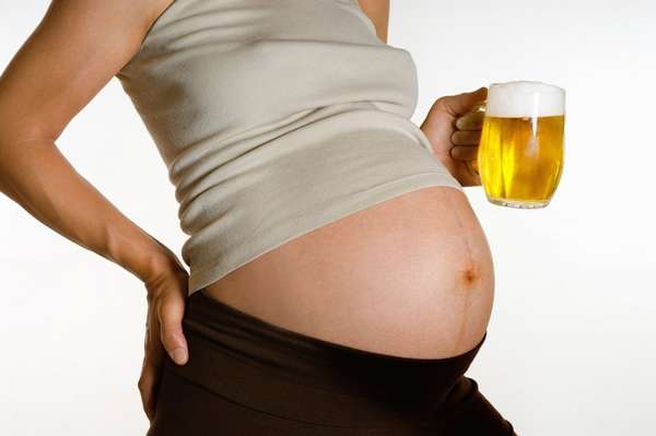 По возможности беременным не рекомендуется употреблять пиво на любом сроке 