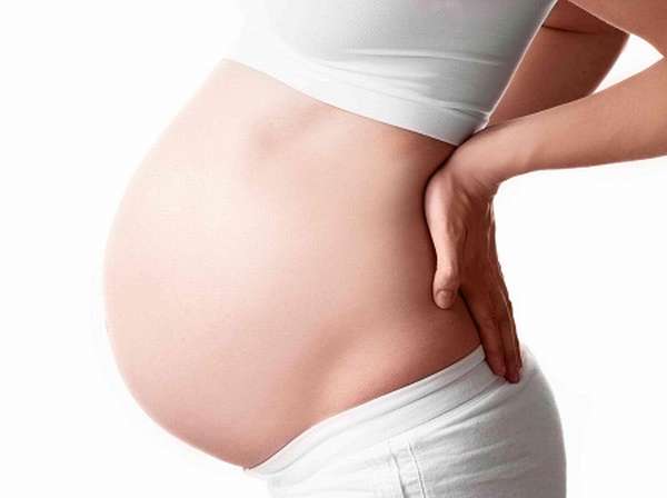При беременности во втором триместре может болеть поясница из-за того, что в организме женщины происходят изменения 