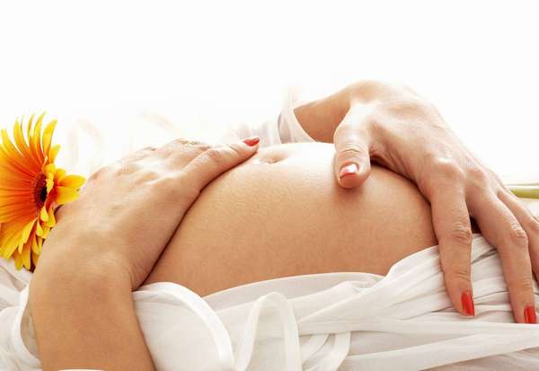 Употреблять черную смородину при беременности следует в умеренном количестве 