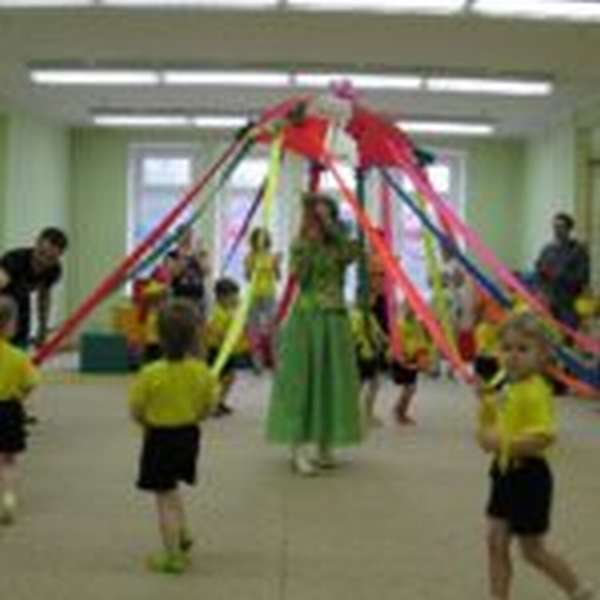 Дети ходят с лентами в руках вокруг педагога в костюме Весны