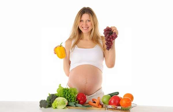 Чтобы малыш родился здоровым, во время беременности следует правильно питаться 