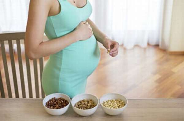 При беременности очень важно следить за рационом питания, особенно если дело касается арахиса и других орешков 