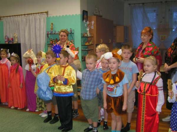 Дети и педагоги в костюмах участвуют в святках