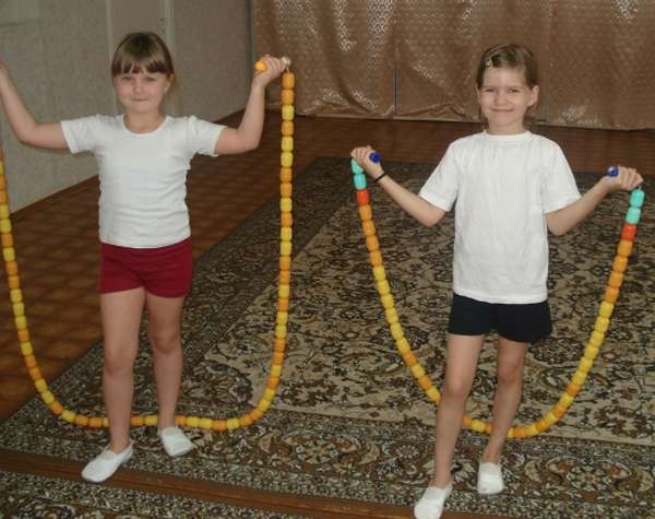 Дети со скакалками, сделанными из киндер-сюрпризов
