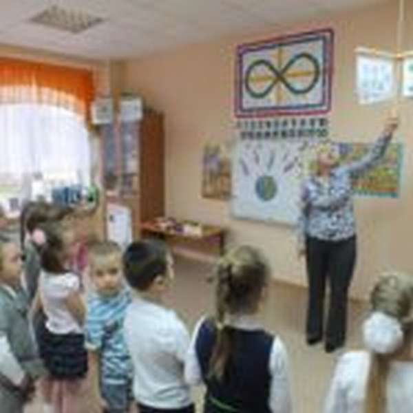 Педагог показывает детям сенсорный крест