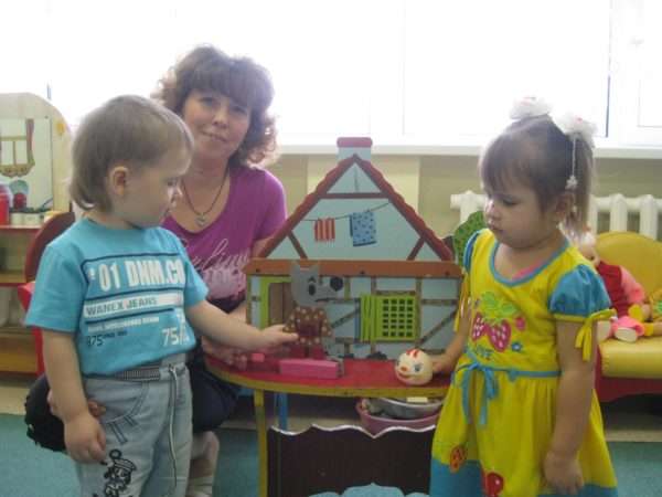 Мальчик и девочка разыгрывают сказку «Колобок»