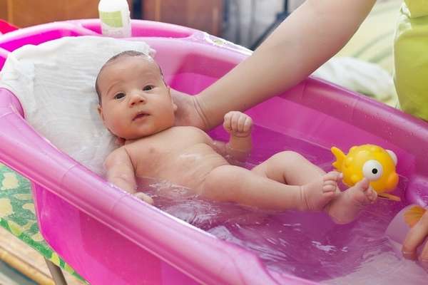 Как часто купать новорожденного ребенка 
