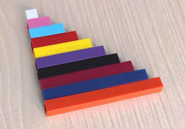 Лесенка из разноцветных палочек разной длины (каждая палочка — ступенька)