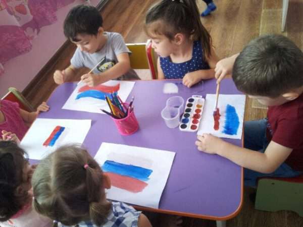 Дети рисуют российский флаг