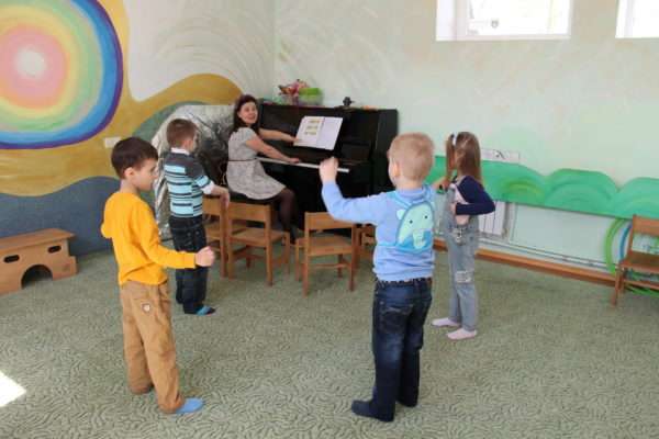 Дети двигаются под аккомпанемент фортепиано