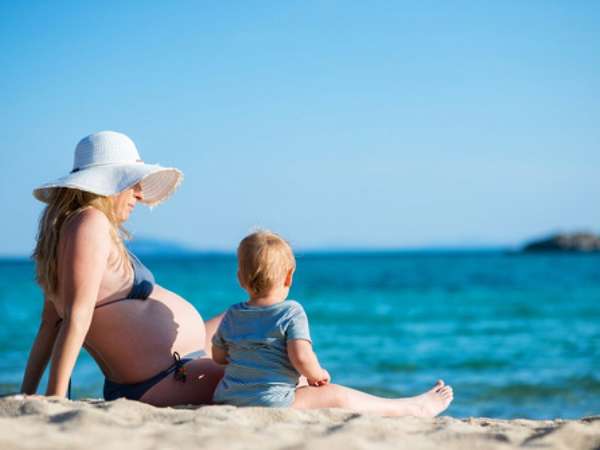 На море при беременности лучше отдать предпочтение спокойному отдыху 