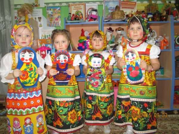 Четыре девочки в костюмах матрёшек