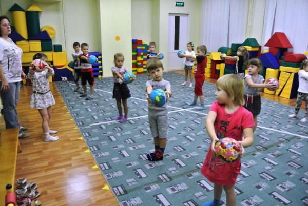 Дети выполняют упражнение с мячами