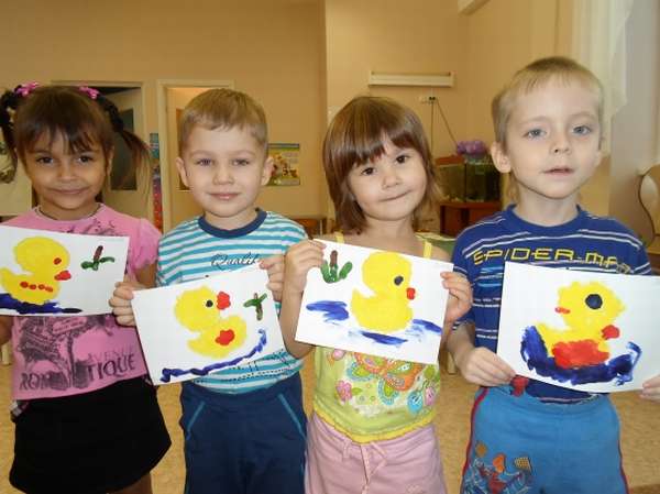 Четверо детей держат в руках рисунки уточек