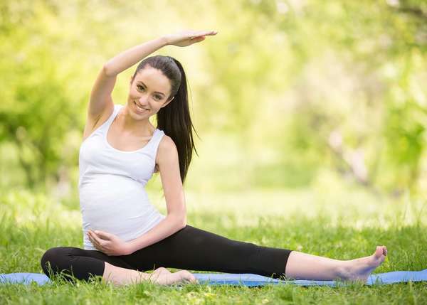 Беременным можно выполнять физические упражнения, которые не несут опасности для здоровья матери или малыша 