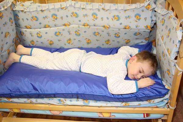 Научите ребенка спать в собственной постели