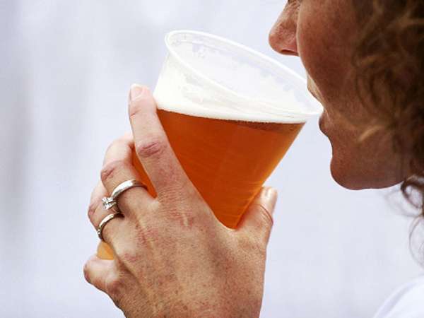 Перед употреблением безалкогольного пива при беременности нужно изучить его состав 