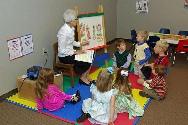 Воспитатель показывает детям иллюстрации к сказке
