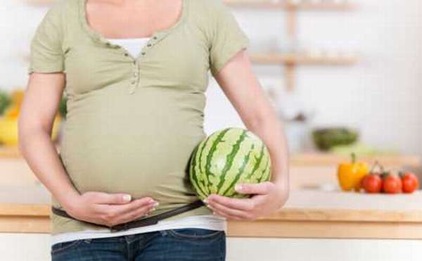 В период беременности арбуз полезен и может сослужить неплохую службу