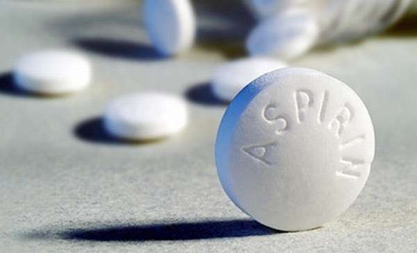Беременным женщинам на ранних сроках, как правило, врачи запрещают употреблять аспирин 