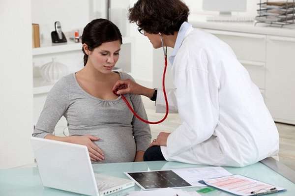 При первых симптомах аритмии при беременности нужно обратиться к врачу, поскольку данное заболевание может привести к серьезных последствиям