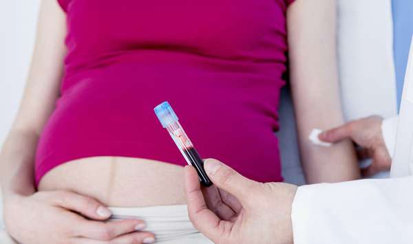 При выделении крови во время беременности следует немедленно обратиться к врачу 