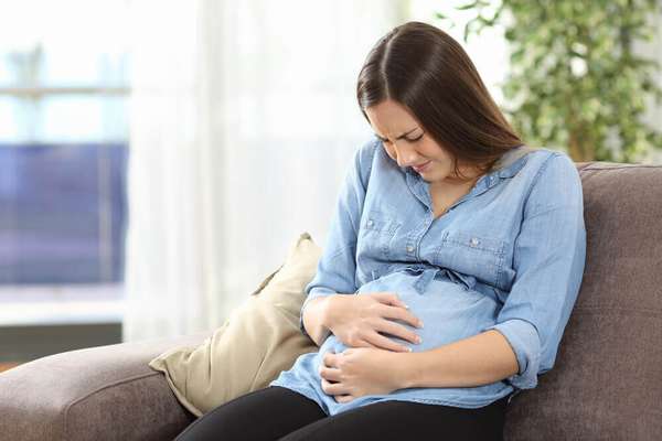 При холецистите во время беременности женщину могут беспокоить рвота, тошнота и горечь во рту 