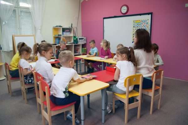 Дети с педагогом сидят на занятии