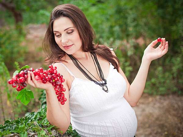 Употреблять виноград на последних месяцах беременности можно в небольших количествах 