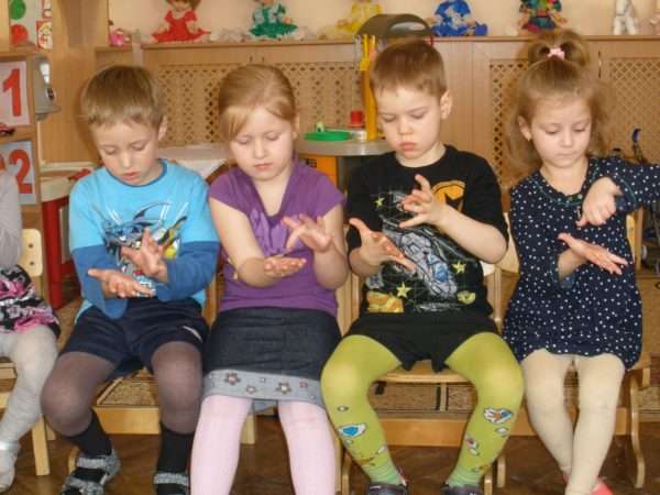 Четверо детей играют в игру «Сорока-белобока»