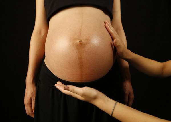 Как правило, родовая дорожка на животе начинает проявляться после 12 недели беременности 