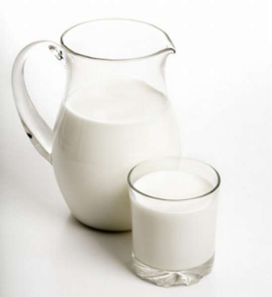 Молоко нужно пить теплым. Есть мнение, что холодное молоко провоцирует выработку слизи в организме