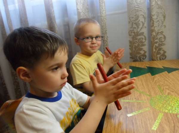 Два мальчика выполняют упражнение с карандашами
