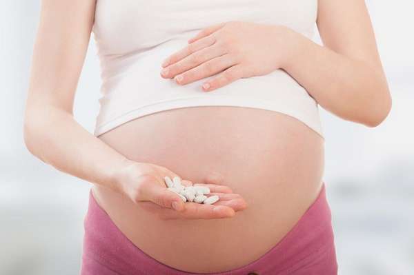 Для развития крепкого иммунитета у малыша беременной рекомендуется принимать поливитамины 