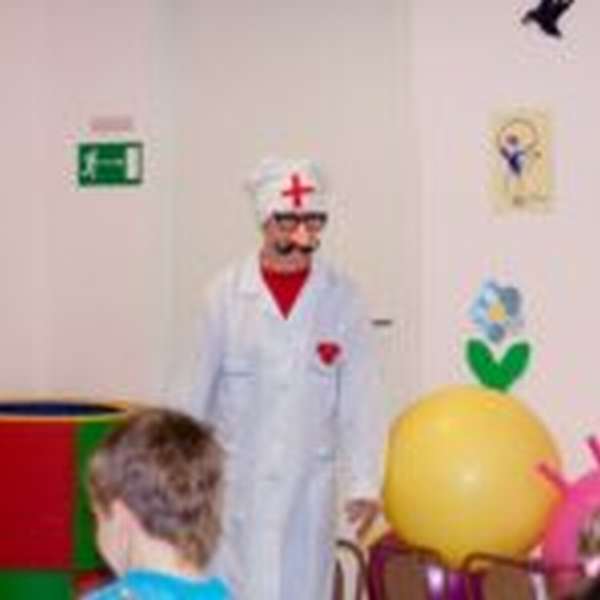 Игровой персонаж доктор Айболит в гостях у ребят