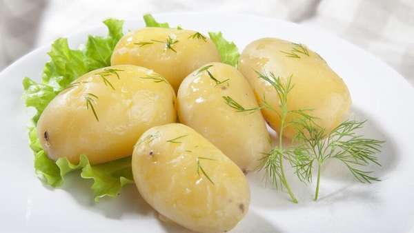 Картофель в своем составе содержит много крахмалистых веществ, углеводов, которые имеют свойство трансформироваться в жир