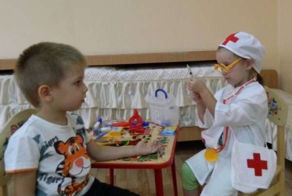 Дошкольники играют в больницу