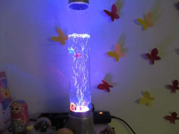 Интерактивный светильник и бумажные бабочки на стене