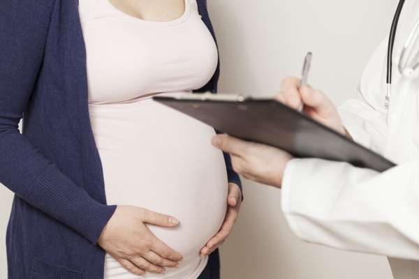 При панкреатите у беременной может открыться сильная рвота, которая иногда сопровождается острой болью