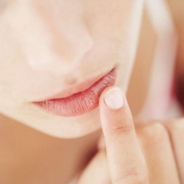  Если трескаются уголки губ при беременности, проверьте кровь на гемоглобин