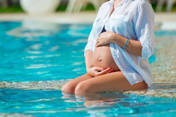 Многие врачи рекомендуют посещать бассейн только до 36 недели беременности 